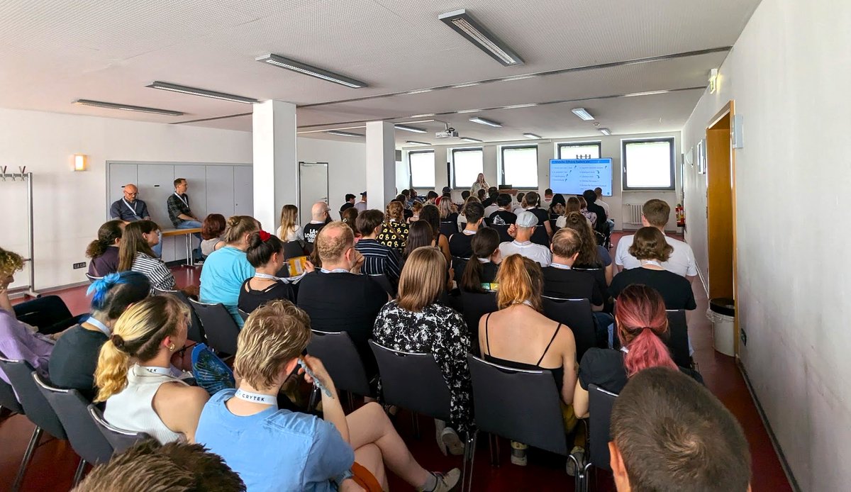 GermanDevDays's tweet photo. GERMAN DEV DAYS DAY #1 ist im vollen Gange!

Eröffnungsrede, Vorträge, Workshops, Indie Games, Networking und jede Menge Spaß! 🌈

🔴Heute Abend 18 Uhr geht die Preisverleihung live auf Twitch und YouTube! Nicht verpassen!

#GermanDevDays #GDD2024 https://t.co/Gr2CMUBjja