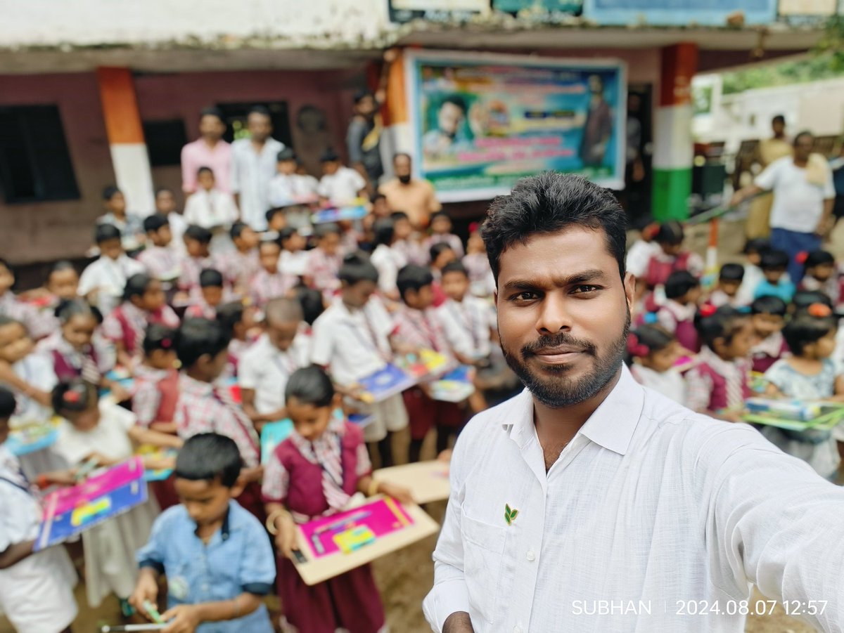 Subhan1Ntr's tweet photo. On The Occasion Of #Chuttamalle Song Success, We Donated Pads, Slats, Notebooks To 150 Students ❤️❤️❤️.

Previously We Donated To 5000 Students On Behalf Of @Gadwal_Ntr_Fans @MudirajChiruntr 

Hoping For A #DevaraSecondsSingle @DevaraMovie ❤️‍🔥.
@PrVpr @NtrMurali9999
@Narsaiah9999 https://t.co/voEumMCBzS