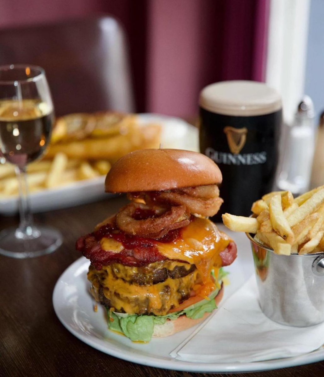 norsemanpub's tweet photo. Treat yourself to a midweek meat feast here in The Norseman 🍔
All Day Menu Served from 12pm - 9pm🍴🍷
#thenorseman #pub #templebar #dublin #dublinpubs #midweek #meatfeast #burgers #alldaymenu #pints #guinness #goodtimes https://t.co/6kRmjQv06e