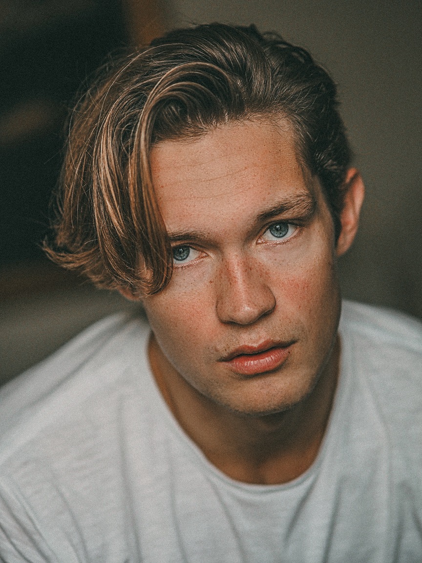 rebellevague's tweet image. Deadline annuncia che India Amarteifio e Damian Hardung saranno i protagonisti di Into The Deep Blue, un nuovo film coming of age sulla storia di due ragazzi che si innamorano dopo essersi incontrati ad un gruppo di supporto per l'elaborazione del lutto.