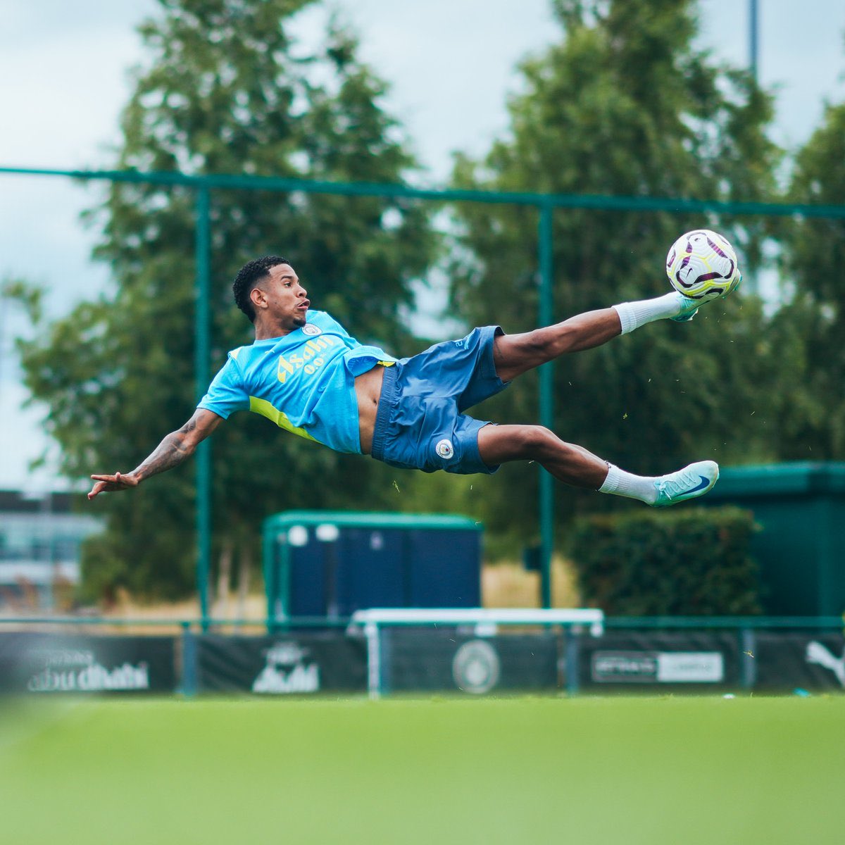 Je me trompe peut-être mais j’ai un très bon pressentiment sur ce cher Savio.

Je sens qu’il va en surprendre plus d’un en Premier League …