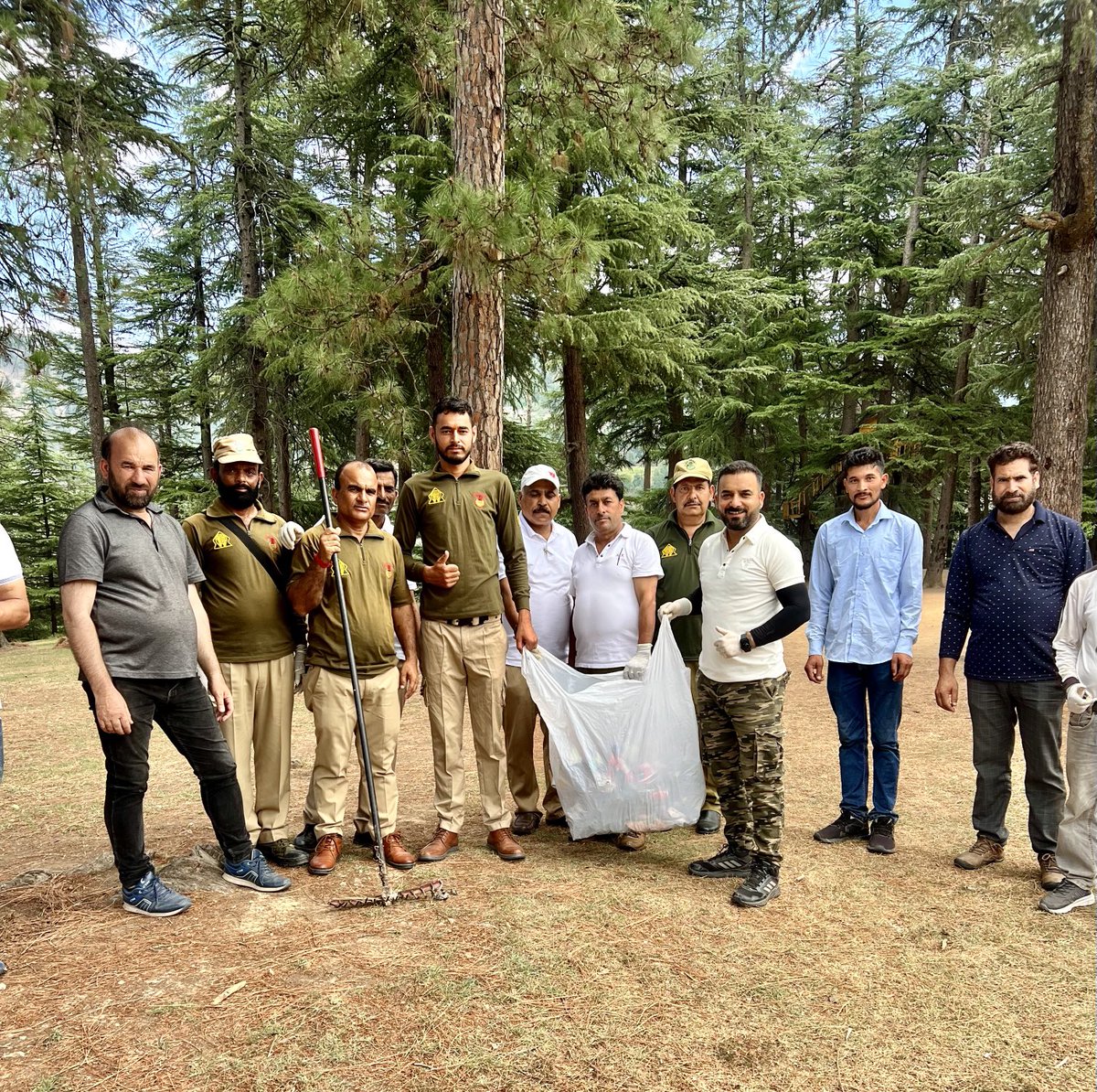 srshjmwl's tweet photo. Today a cleanliness drive was conducted by forest officials of Kellar Range Bhaderwah at #khellanitop hill station  Bhaderwah.#swacchatapakhwada #plasticfreeforests #cleandoda #greendoda ⁦@harvinder_ias⁩ ⁦@dcdodaofficial⁩ ⁦⁦@diprjk⁩ ⁦@jkforestdeptt⁩ https://t.co/MXsecMAo7z