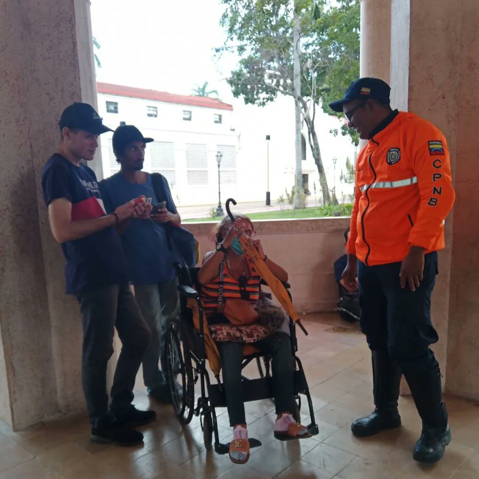 👮🏻 Funcionarios adscritos al servicio @transitocpnb_aragua realizan recorridos Punto a Pie en la Plaza Bolívar del estado Aragua, compartiendo con empatía y brindado seguridad a la ciudadanía.👮🏻

¡ Tránsito Contigo ! 

 #VenezuelaHaceJusticia 🇻🇪