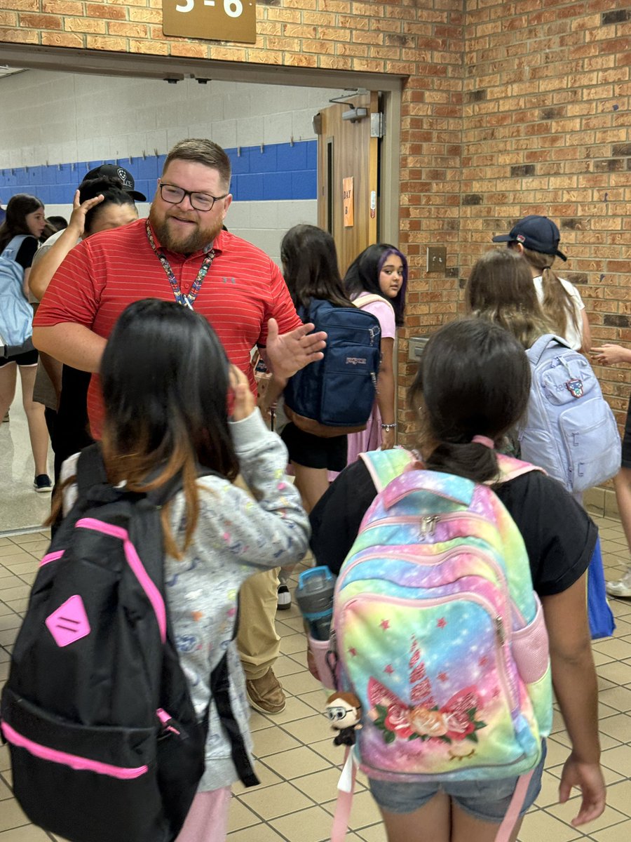 franklinspecial's tweet photo. The day started with House selections for @fssdPGMS 5th-graders after some fun and competitive school-wide House games! Great #FSDfirstday back! https://t.co/KSUOzzyXrj