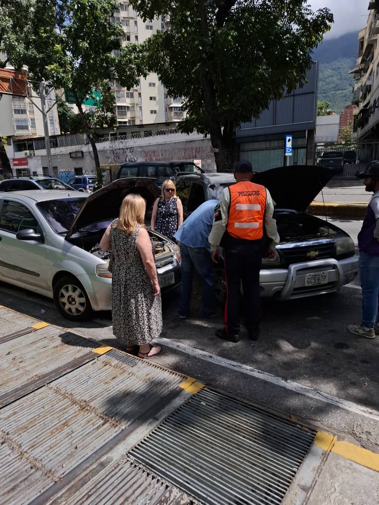 #7agosto | Funcionarios adscritos a la Dirección de Tránsito han brindado auxilio vial a dos ciudadanas que se encontraban accidentadas con su vehículo en la Av. Rómulo Gallegos.
#ServiryProtegerPMS