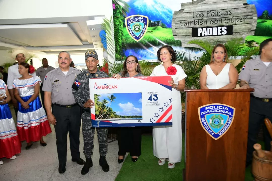 Nuestra felicitaciones a los padres miembros de la Policía Nacional, quienes recibieron un agasajo de parte de la entidad, en el Club Amaprosan.

El acto fue encabezado por el general Badia, el general Jiménez y por la presidenta de (Aseopna), Ingrid Castro de Guzmán.