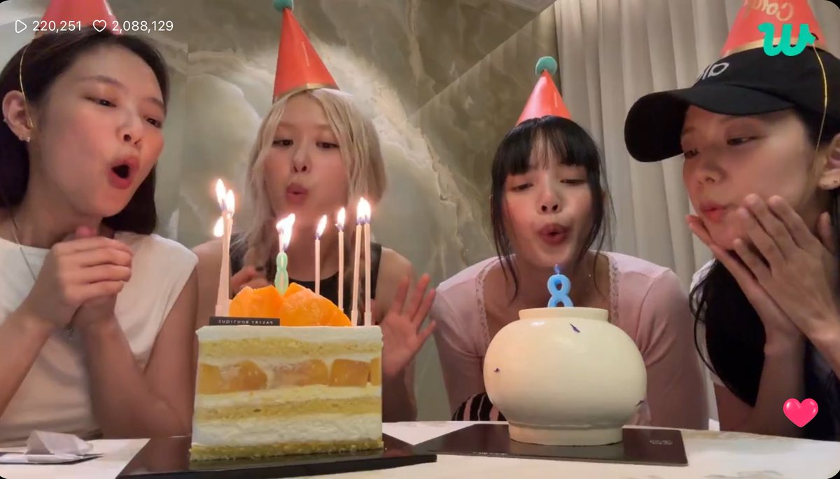 blackpinkbabo's tweet photo. WE LOVE YOU BLACKPINK 🥺🫶🏻 https://t.co/obbWHPzMm6