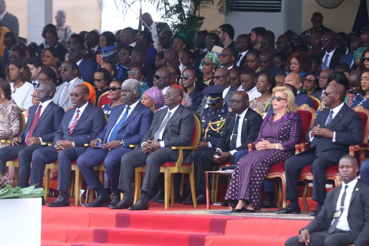 Gouvciofficiel's tweet photo. #Sociéte | 64ème anniversaire de l'Indépendance de la Côte d'Ivoire à Grand-Bassam: les défilés de 15 entités civiles et de 11 détachements militaires ont marqué les festivités

Grand-Bassam, le 07 août 2024- La ville historique de Grand-Bassam, première capitale de la Côte d’Ivoire, choisie pour abriter le 64 ème anniversaire de l'Indépendance de la Côte d’Ivoire, a vibré, ce mercredi 07 août 2024 au rythme des défilés de 15 entités civiles et de 11 détachements militaires, des parades militaires aérienne et motorisée exécutées avec  maestria et le passage des Drapeaux ivoirien et chinois. Ce, sous le regard rempli de fierté du Président de la République, Alassane Ouattara, de son épouse Dominique Ouattara, de toutes les hautes autorités de l'Etat, des représentants  diplomatiques et de milliers de personnes présentes sur le site de l'événement. Tous ont assisté à l'atterrissage réussi de six parachutistes largués à moins de 10 000 mètres d'altitude.

En savoir plus : https://t.co/MAybNpxQ5K

#CICG #GouvCI