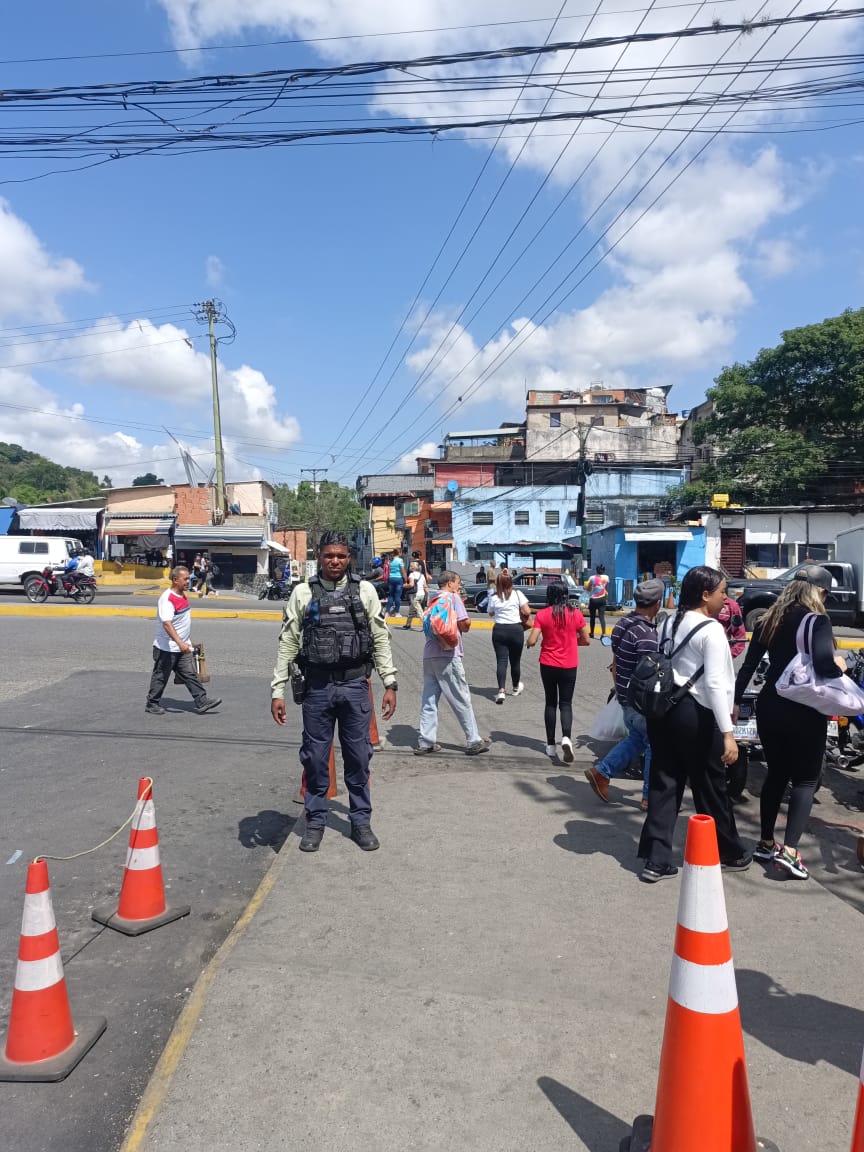 PolisucreOficia's tweet photo. #7agosto | Nuestro personal policial se encuentra desplegado en el casco central de #Petare dando cumplimiento a  la disposición refrendada en Gaceta Municipal sobre la  Prohibición del Comercio informal en espacios públicos.
#PoliSucreSomosTodos https://t.co/5MzZ9OabU6