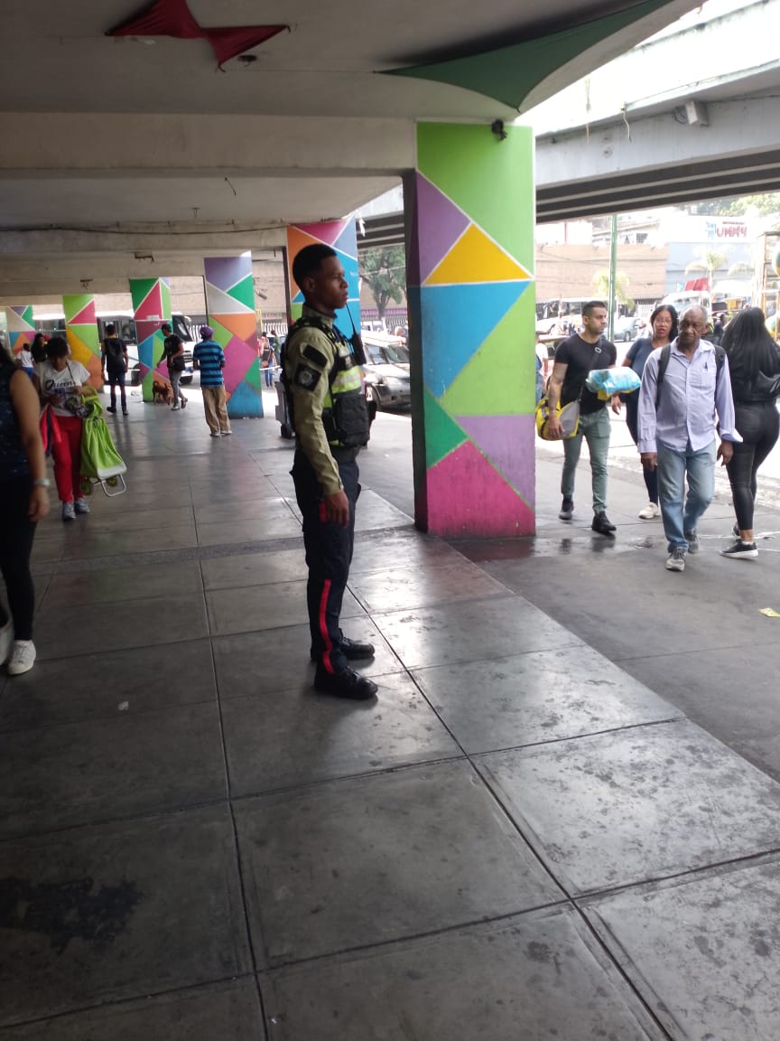 #7agosto | Nuestro personal policial se encuentra desplegado en el casco central de #Petare dando cumplimiento a  la disposición refrendada en Gaceta Municipal sobre la  Prohibición del Comercio informal en espacios públicos.
#PoliSucreSomosTodos