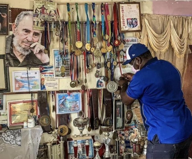 PamphletsY's tweet photo. 🚨🇨🇺 López hangs his gold Medals next to his portrait of Fidel Castro. https://t.co/SLzMlG8acu