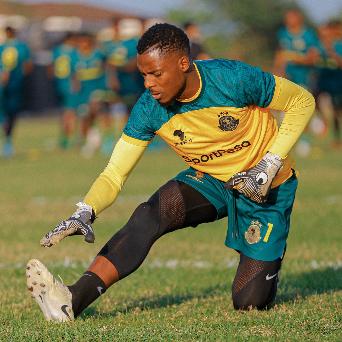 YoungAfricansSC's tweet photo. Mikono ya Wananchi🧤🧤

#TimuYaWananchi 
#DaimaMbeleNyumaMwiko https://t.co/G9Dsi6qGfX