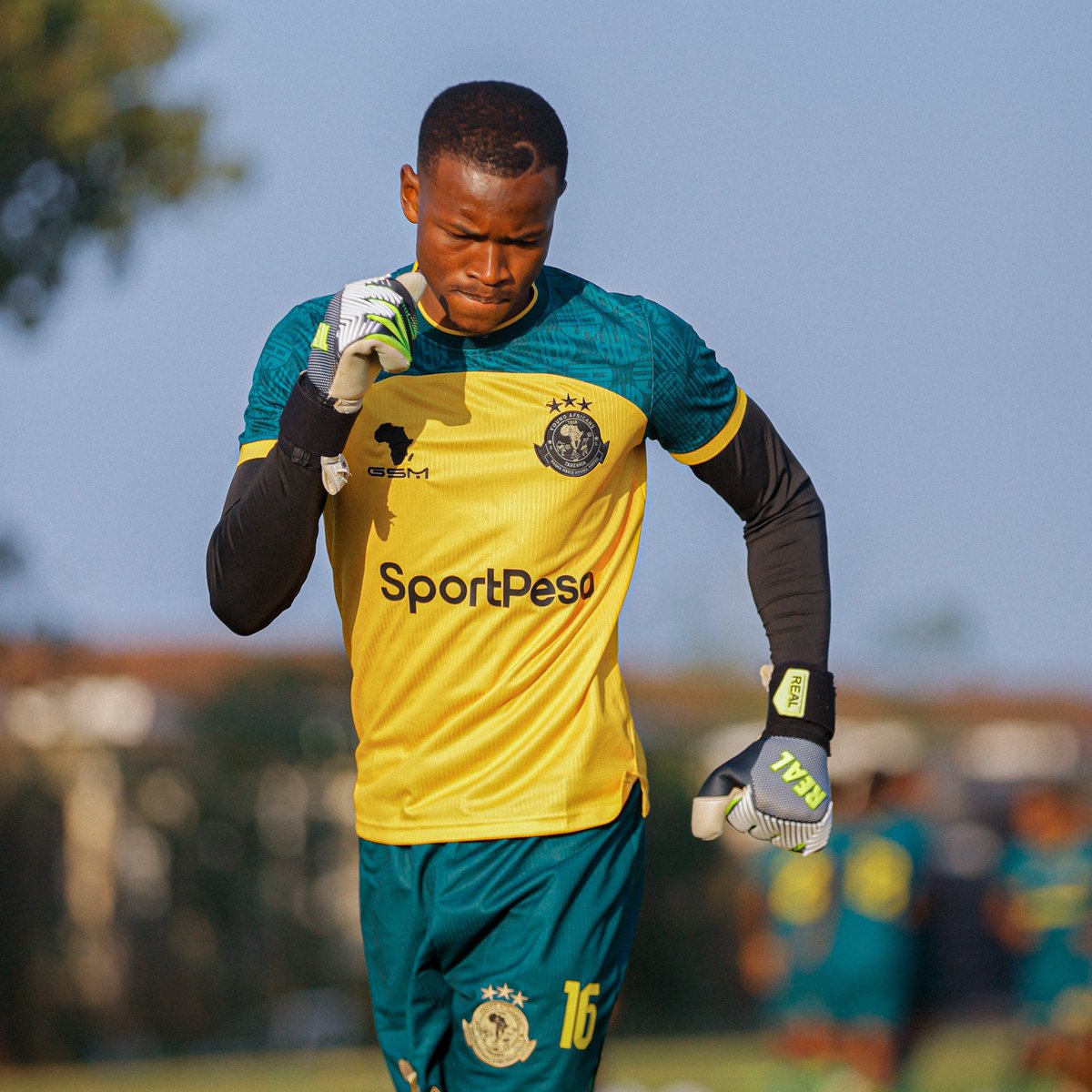 YoungAfricansSC's tweet photo. Mikono ya Wananchi🧤🧤

#TimuYaWananchi 
#DaimaMbeleNyumaMwiko https://t.co/G9Dsi6qGfX