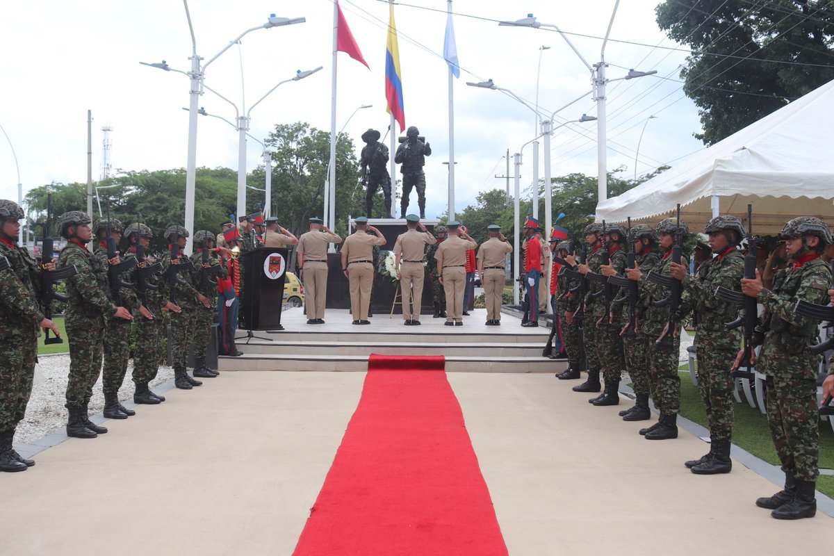 Ejercito_Div1's tweet photo. #AEstaHora desde el monumento a los héroes caídos, ubicado en la ciudad de #SantaMarta, rendimos homenaje a los hombres y mujeres del @COL_EJERCITO que luchan día a día por el bienestar de los colombianos en el norte del país. #NuestroCompromisoEs🇨🇴 https://t.co/2onzAf6Rgr