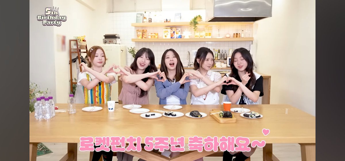 residentfe1059's tweet photo. #로켓펀치의_5번째_생일

우리 로켓펀치가 앞으로 7년, 10년 계속 이어지는 그룹이 됐으면 좋겠다. 
우리 멤버들이 항상 지금처럼 밝고 행복했으면 좋겠다. 
누구 하나 빠지지 않고 이대로 쭉 함께였으면 좋겠다.
5주년이 됐으니 켓치 5기도 빨리 모집 했으면  좋겠다.
두 손 꼭 모아 소원을 빌어본다. https://t.co/XjfcnMpJqS