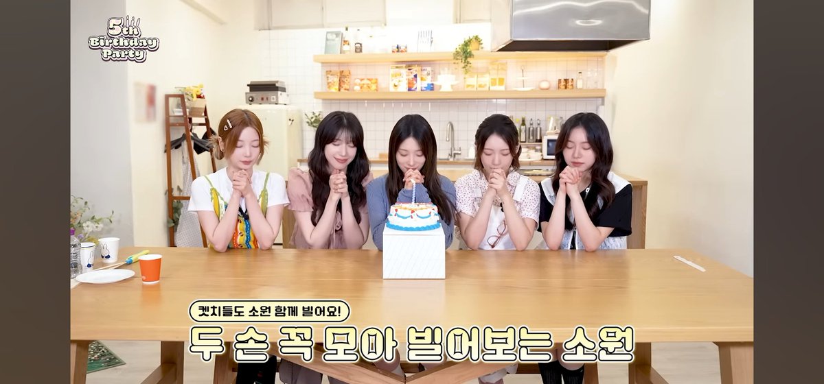 residentfe1059's tweet photo. #로켓펀치의_5번째_생일

우리 로켓펀치가 앞으로 7년, 10년 계속 이어지는 그룹이 됐으면 좋겠다. 
우리 멤버들이 항상 지금처럼 밝고 행복했으면 좋겠다. 
누구 하나 빠지지 않고 이대로 쭉 함께였으면 좋겠다.
5주년이 됐으니 켓치 5기도 빨리 모집 했으면  좋겠다.
두 손 꼭 모아 소원을 빌어본다. https://t.co/XjfcnMpJqS