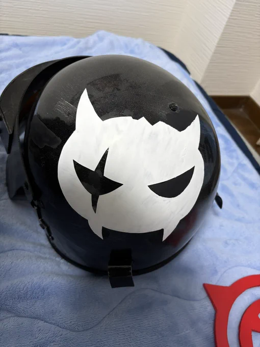 ラブちゃんのヘルメットのプロトタイプできた!!いうてヘルメット本体はAmazonで買った奴ですけども…… 