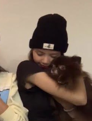 bIinksupreme's tweet photo. lisa and kuma again 😭 https://t.co/fwqZhxjAHO
