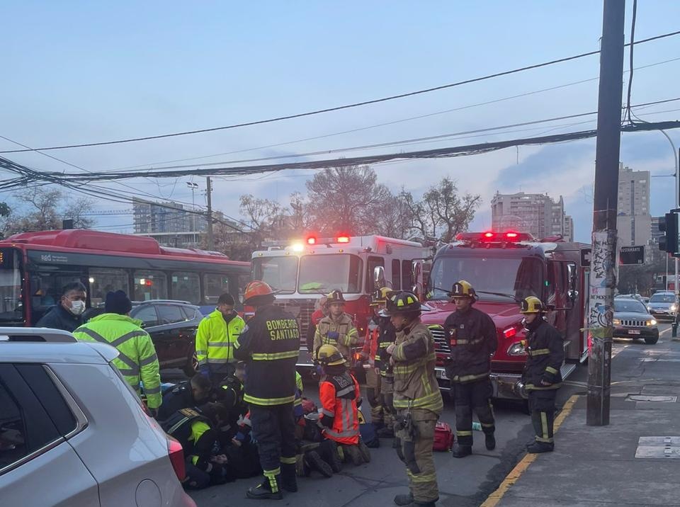 🔴 ESTA MAÑANA I: Imágenes con la respuesta del Cuerpo de Bomberos de Santiago ante #accidente vehicular con  B-3 <a href="/LaHeroicaCBS/">Tercera Compañía CBS</a> y RH-1 <a href="/laprimera_cbs/">Primera Compañía CBS</a>, en Av. General Bustamante y Rancagua, en la comuna de #Providencia.
#EmergenciasCBS 
#BomberosSantiago