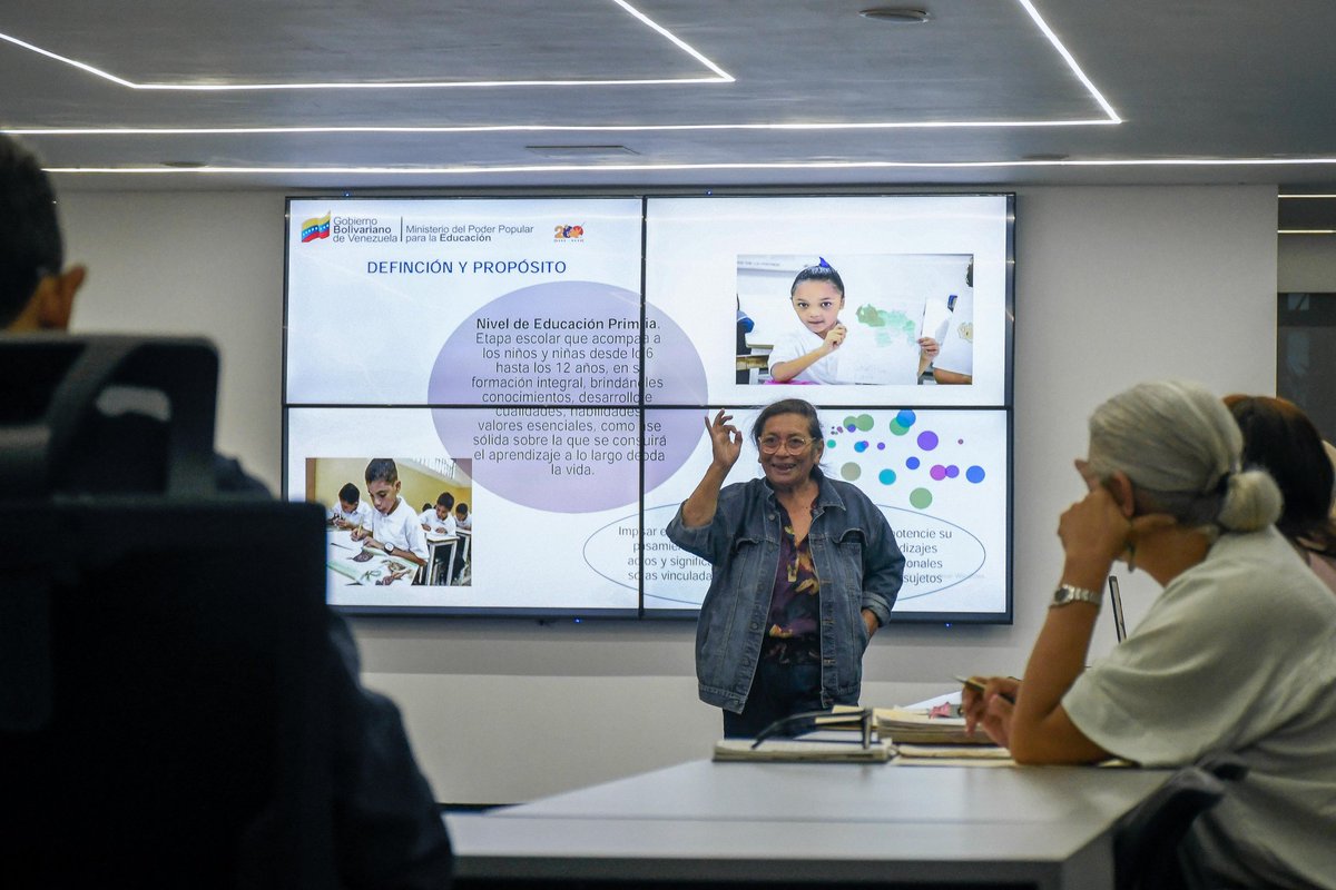 #EnFotos | Ministra <a href="/_LaAvanzadora/">Yelitze Santaella</a> informó que 
con el propósito de garantizar el inicio del año escolar 2024–2025 en paz, armonía y amor, desde el
@MPPEDUCACION se continúa trabajando en los indicadores educativos para profundizar la calidad educativa

#JusticiaSoberana