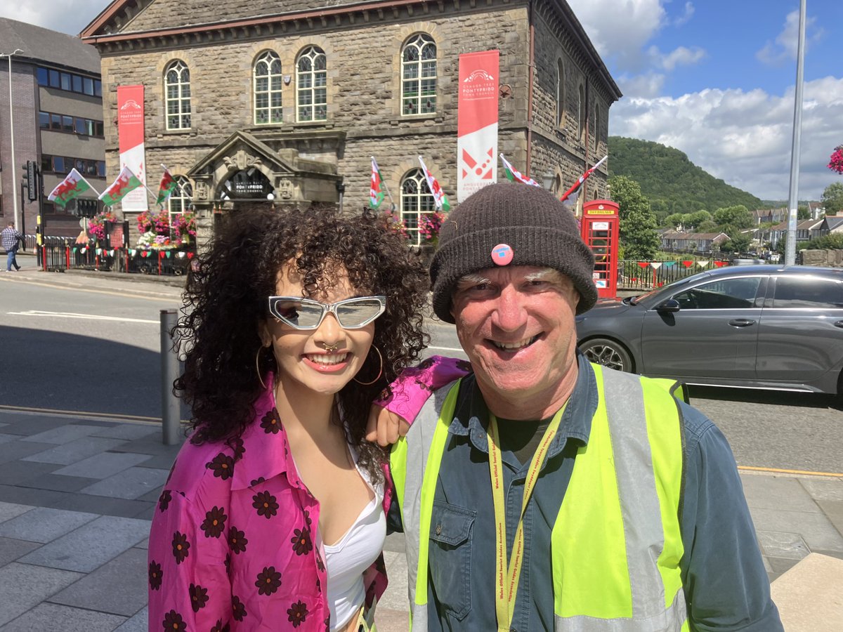 Rhys Mwyn (@therealrhysmwyn) on Twitter photo Teimlo fod 'team' gyda'r nos <a href="/BBCRadioCymru/">Radio Cymru</a> allan ac o gwmpas yn <a href="/eisteddfod/">eisteddfod</a> yn gwylio bands a crwydro Pontypridd. Welais i <a href="/huwstephens/">Huw Stephens</a> ar y stryd fawr a wedyn <a href="/mirainiwerydd/">Mirain Iwerydd</a> ger yr Amgueddfa
bbc.co.uk/programmes/b07… Teimlo fod 'team' gyda'r nos <a href="/BBCRadioCymru/">Radio Cymru</a> allan ac o gwmpas yn <a href="/eisteddfod/">eisteddfod</a> yn gwylio bands a crwydro Pontypridd. Welais i <a href="/huwstephens/">Huw Stephens</a> ar y stryd fawr a wedyn <a href="/mirainiwerydd/">Mirain Iwerydd</a> ger yr Amgueddfa
bbc.co.uk/programmes/b07…