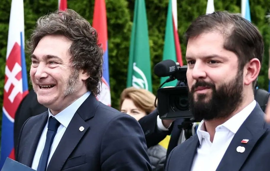 La izquierda internacional: el movimiento revolucionario, tiene que ver en Boric un traidor en mayúsculas a la causa, un Lenín Moreno de nuevo tipo que es parte indispensable de la estrategia del imperio para someter a América Latina.

Por eso Boric tiene las bocinas y las