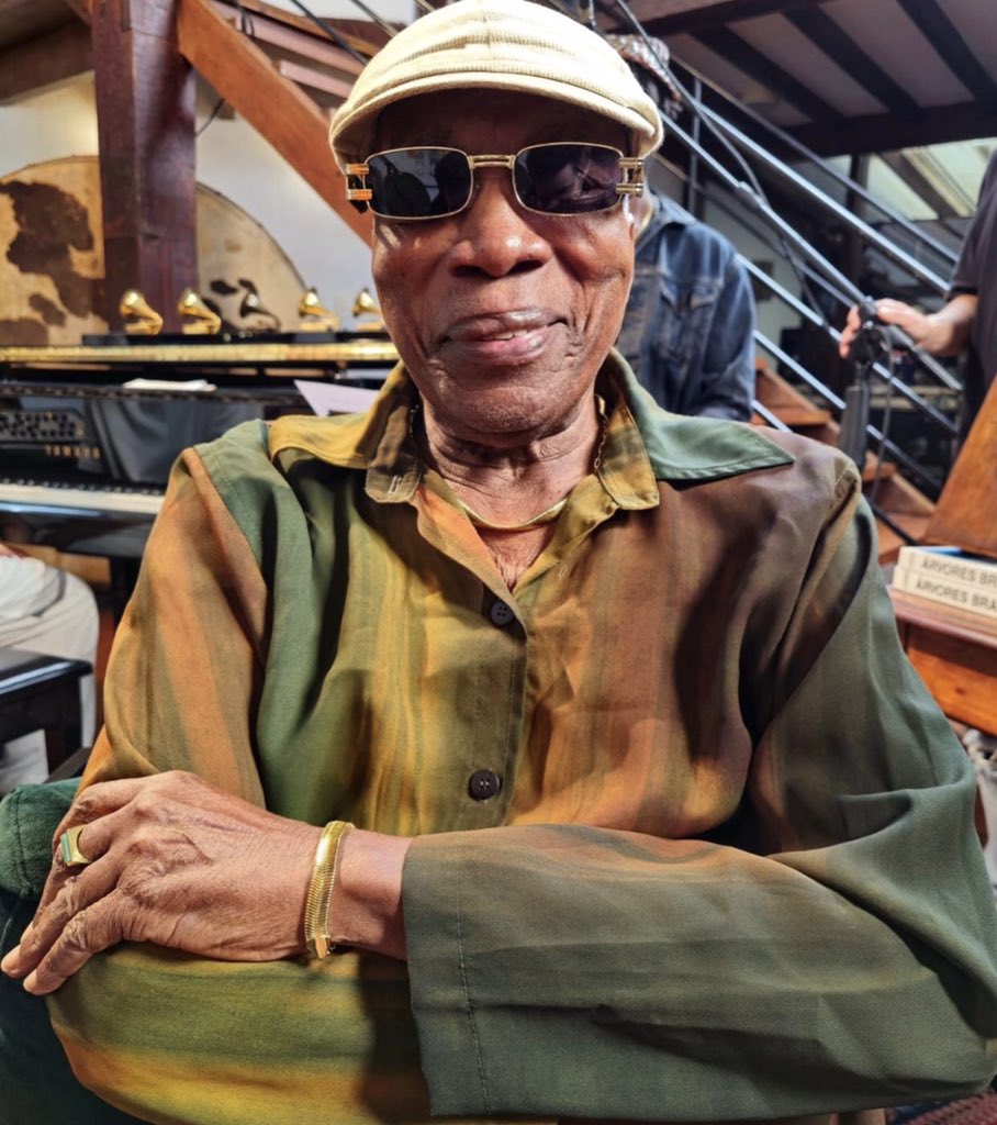 Apenas Milton nascimento de vestcria 😭💫🥹😭🥹😭