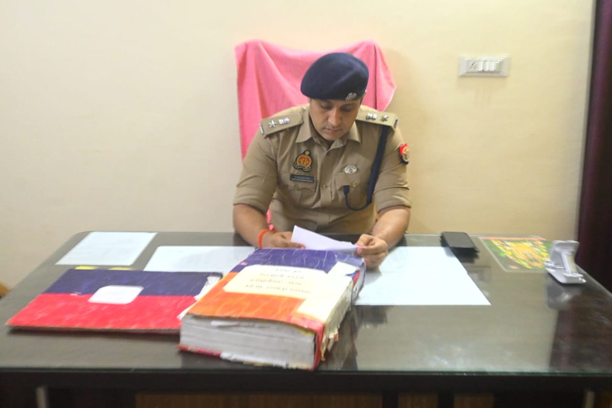 kushinagarpol's tweet photo. #SP_KSN @IPS_SantoshM द्वारा थाना तमकुहीराज का निरीक्षण किया गया। निरीक्षण के दौरान थाना परिसर का भ्रमण कर थाना कार्यालय के अभिलेखों जैसे त्यौहार रजिस्टर आदि, जनसुनवाई/महिला हेल्प डेस्क, साइबर डेस्क एवं CCTNS इत्यादि का निरीक्षण कर सम्बन्धित को आवश्यक दिशा-निर्देश दिया गया। https://t.co/Q9wDCt6WSp