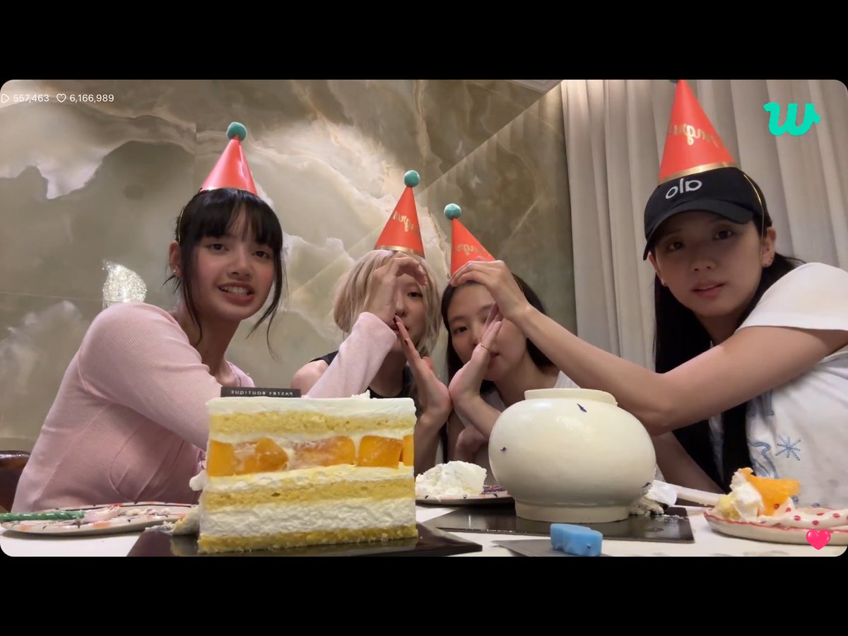 smoresbns's tweet photo. BEST GIRLS 🖤💓 @BLACKPINK 
i miss u 😭😭😭

ETERNITY WITH BLACKPINK
#8YearsWithBLACKPINK 
#영원히_핑크빛일_블랙핑크_팔주년 https://t.co/FobasR8BF0