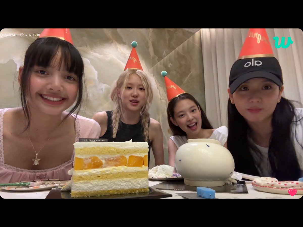 smoresbns's tweet photo. BEST GIRLS 🖤💓 @BLACKPINK 
i miss u 😭😭😭

ETERNITY WITH BLACKPINK
#8YearsWithBLACKPINK 
#영원히_핑크빛일_블랙핑크_팔주년 https://t.co/FobasR8BF0