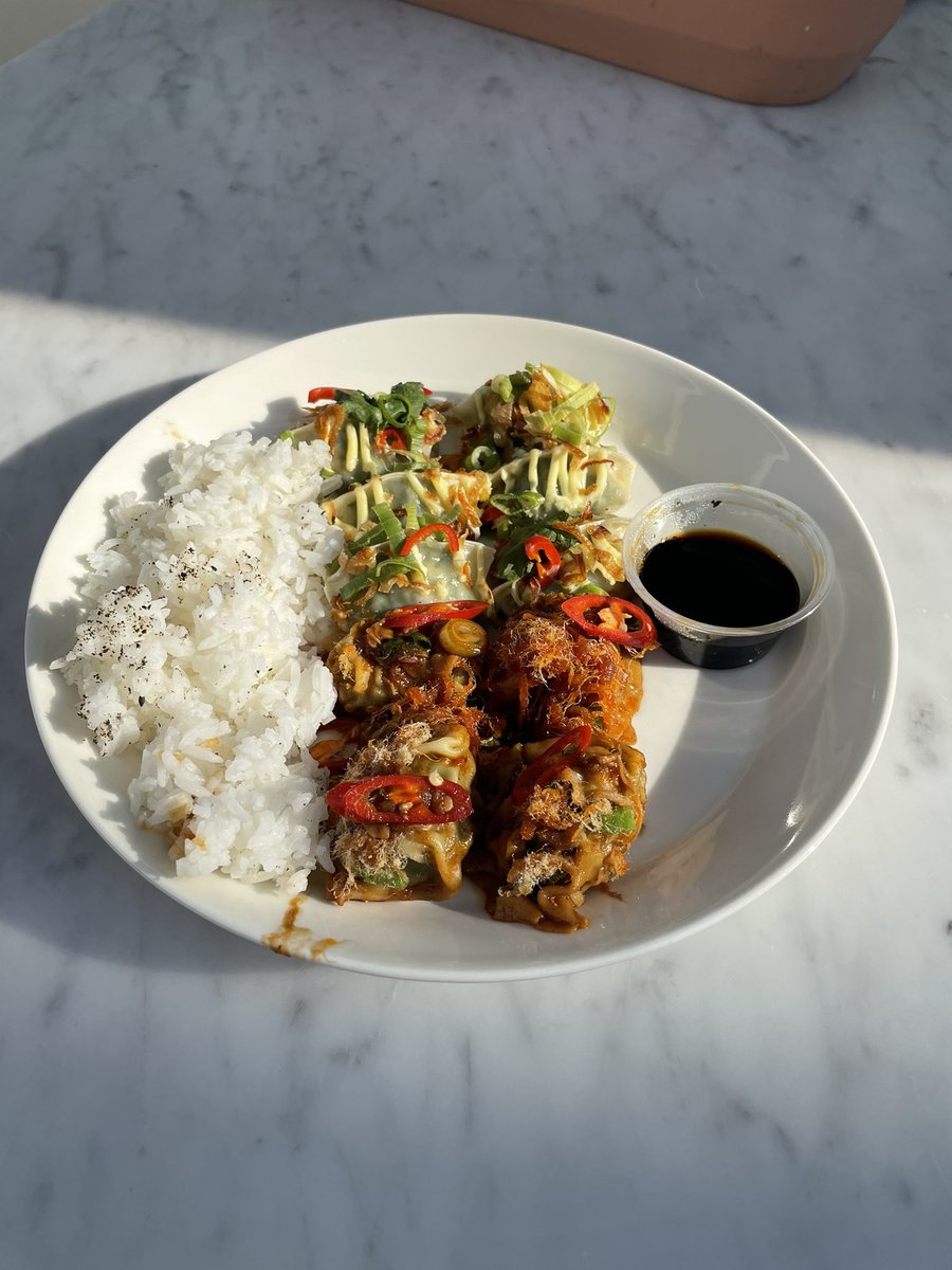 MartinPaasi's tweet photo. Olisiko Suomen, tai itse asiassa #maailman #parhaat #dumplings:it tuossa lautasella👇?

i) New School Dumplings 
ii) Pork Wonton (tulisempi) ja 
iii) Steamed Rice 

@HillsDumplings #Kallio Rules🔥🔥🔥

@woltapp :illa kotiovelle Helsingiss 👍

t. Dumplings fani https://t.co/E3ISbKdqGw