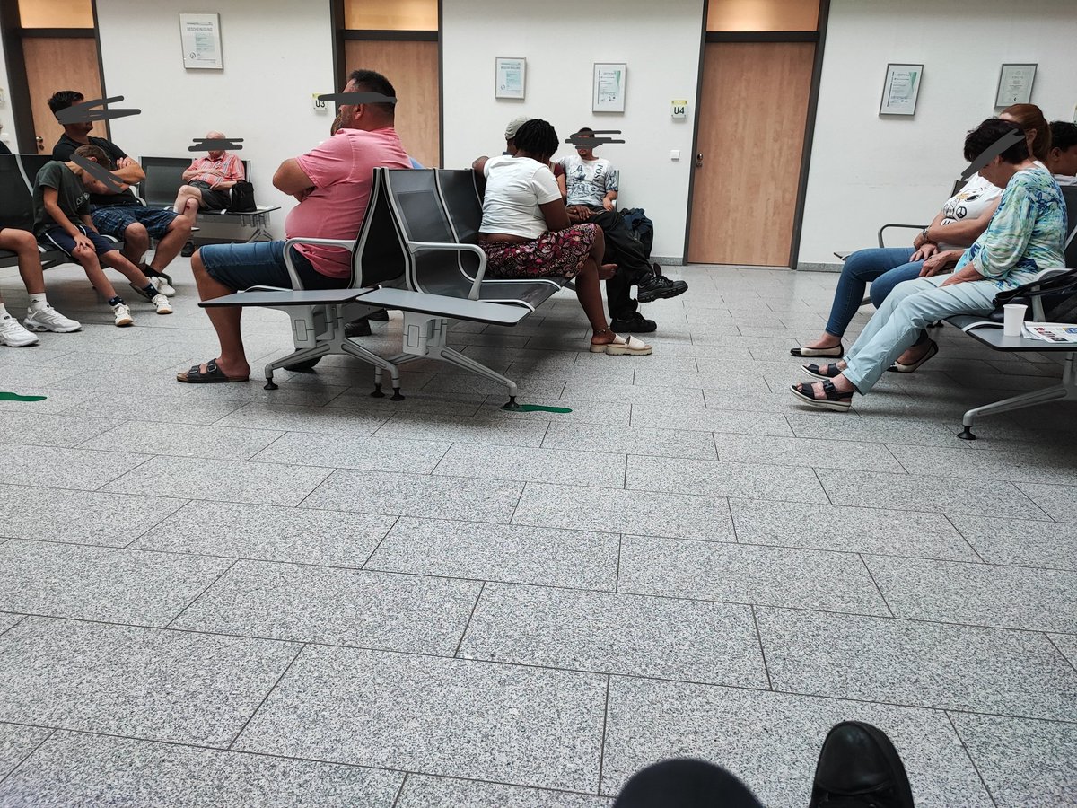 denkentutweh's tweet photo. JETZT: Notaufnahme, größeres regionales KH. Es trägt keine Sau Maske. Keine Patienten, keine Pfleger, keine Ärzte. Überall hustet es. Bräuchte eigentlich nen Arzt, aber wenn das so weitergeht, flüchte ich gleich ...
#DasNeueNormal
#DEamArsch https://t.co/DipuSMAsaZ
