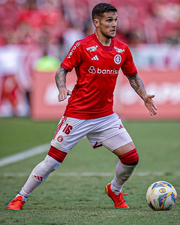 LucasCollar's tweet photo. Inter e River Plate vivem impasse por Bustos. Argentinos oferecerem valor na casa dos US$ 2,5 milhões, valores que estão bem distante que o Inter pede: US$ 5 milhões. 

Empresário do lateral está em Porto Alegre para tentar destravar a negociação. Hoje, a tendência é que os argentinos subam oferta para US$ 4 milhões e concretizem a negociação.