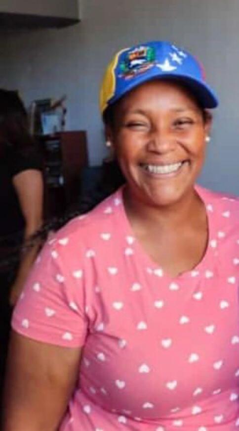 Te presento a Mayra Castro una mujer de Cua del municipio Urdaneta,  más de 15 años ayudando a los más necesitados. Una trabajadora incansable.  Para el 28J Mayra fue Facilitadora dando los talleres de formación de testigos.
Mayra no es terrorista, solo piensa diferente.