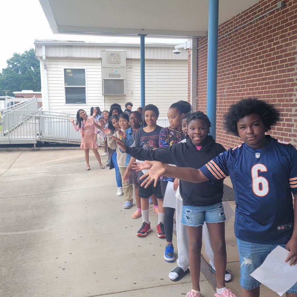 msms_bulldogs's tweet image. 🐾 We welcomed our new Bulldogs, 6th graders, to our Springs family today! They are learning the Bulldog Way, having fun, and making new friends! 🐾 
Because #msmsistheplacetobe #SpringsFamily #BulldogWay #6thGradeAdventures #NewBeginnings #WeAreBulldogNation