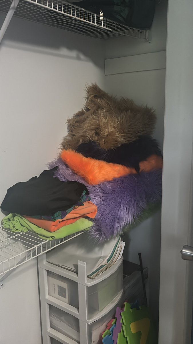beetlebugz_'s tweet photo. Who knew moving workspaces would be so much work, slowly getting there though! https://t.co/TrKMWMyAL5
