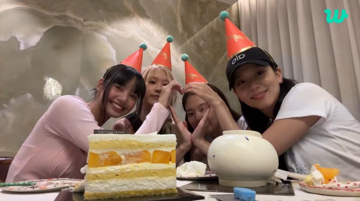 울언니들 여전히 바부같고 커엽고 
888 이거 정말 명절이네요..🖤💗