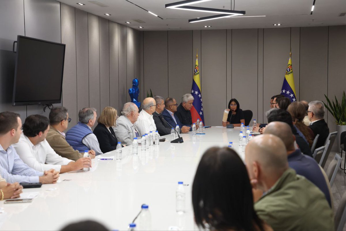 Gobierno y productores del sector cárnico ajustan cadena de suministro

Desde la sede del Ministerio de Economía, Finanzas y Comercio Exterior, la vicepresidenta Ejecutiva de la República Bolivariana de Venezuela, Delcy Rodríguez, lideró una reunión de trabajo con representantes