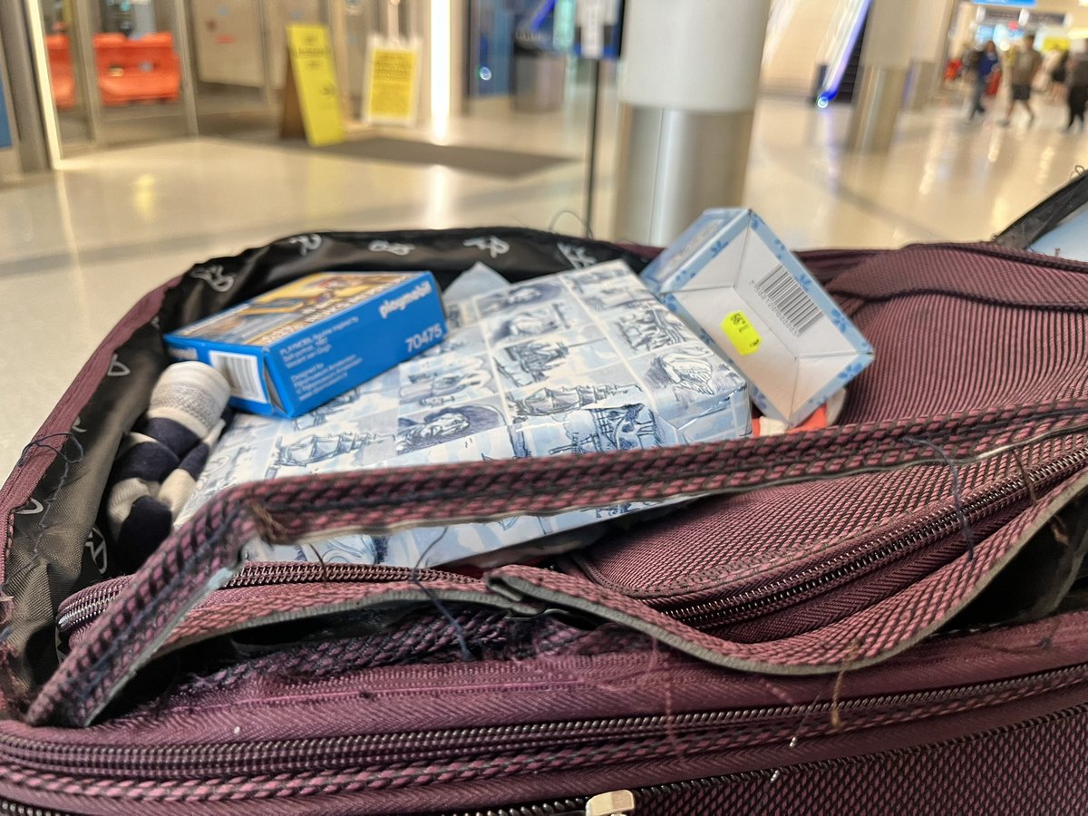 mk119's tweet image. I was just about to praise @delta and then this happened to our brand bag! All of our clothes and souvenirs were scattered around the belt and our bag completely destroyed!! Totally unacceptable!!