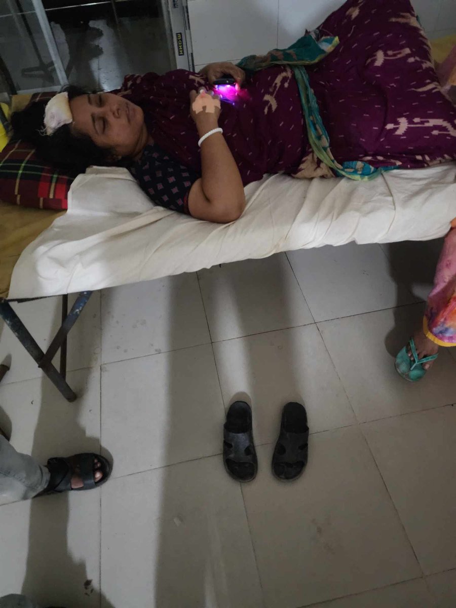 TheLizardKing_X's tweet photo. Bagerhat,🇧🇩

Hindu School teacher hacked to death.

His daughter said there was a long-standing land dispute with neighbors Humayun Sheikh and Nurul Islam. Last night they attacked vandalized looted &amp; took everything from their house after threats were made earlier that evening. https://t.co/STL4kuoYSZ