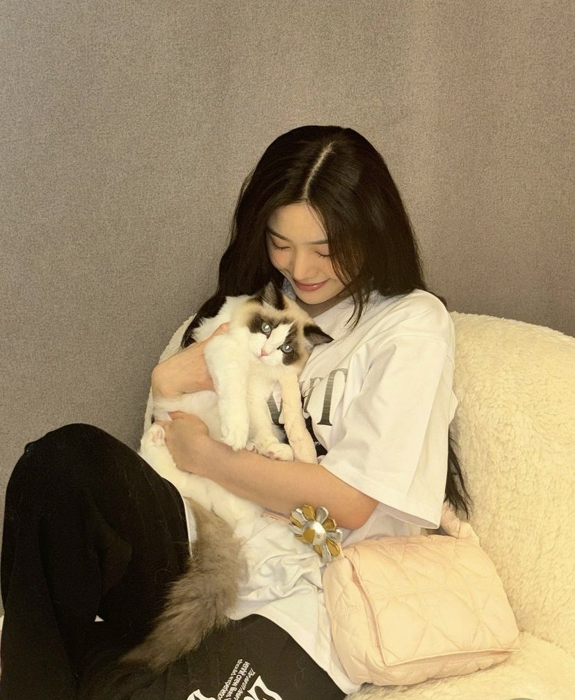 As I looked into her curious eyes. Her gentle nuzzles and playful gestures never fail to bring a smile to my face. It’s these simple, serene moments that remind me of the joy and comfort. Every day with her is a new adventure, momma loves you baby. 💗