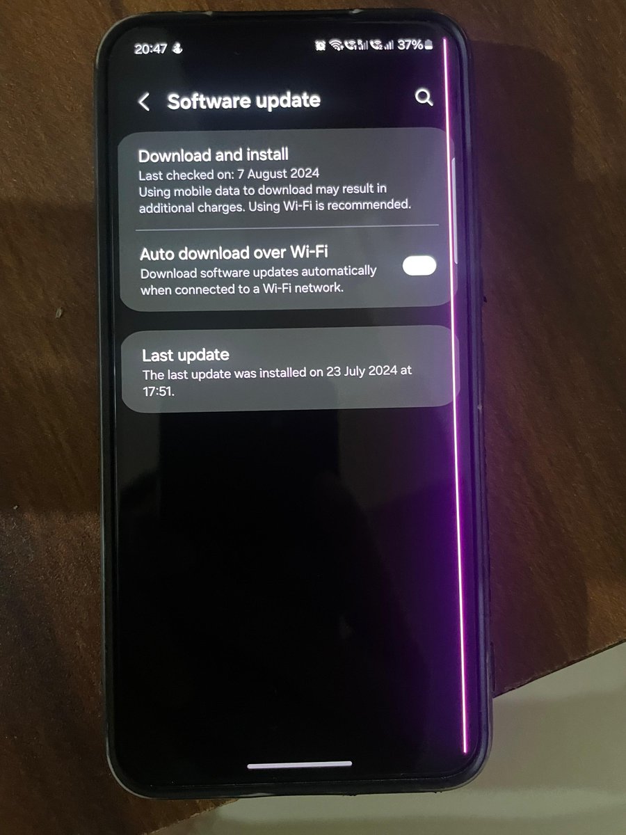 iam_mahend's tweet image. @SamsungMobile @SamsungIndia My Samsung S22 has developed a pink vertical line on the right side of the screen that is out of nowhere and has no physical damage. I’ve seen others with the same issue. What are my repair options?  #Samsung  #SamsungS22 #PinkLineIssue
