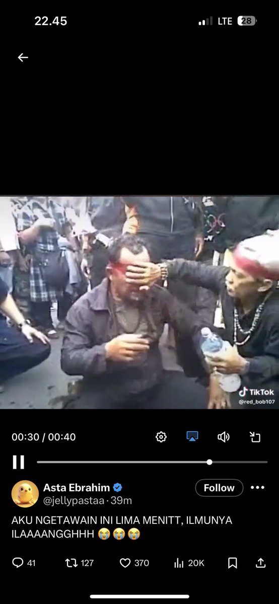 ssilversky42's tweet photo. @jellypastaa malah diusap 😭😭😭

dia kemualan woe bukan kerasukan https://t.co/yMbRV1OOW7