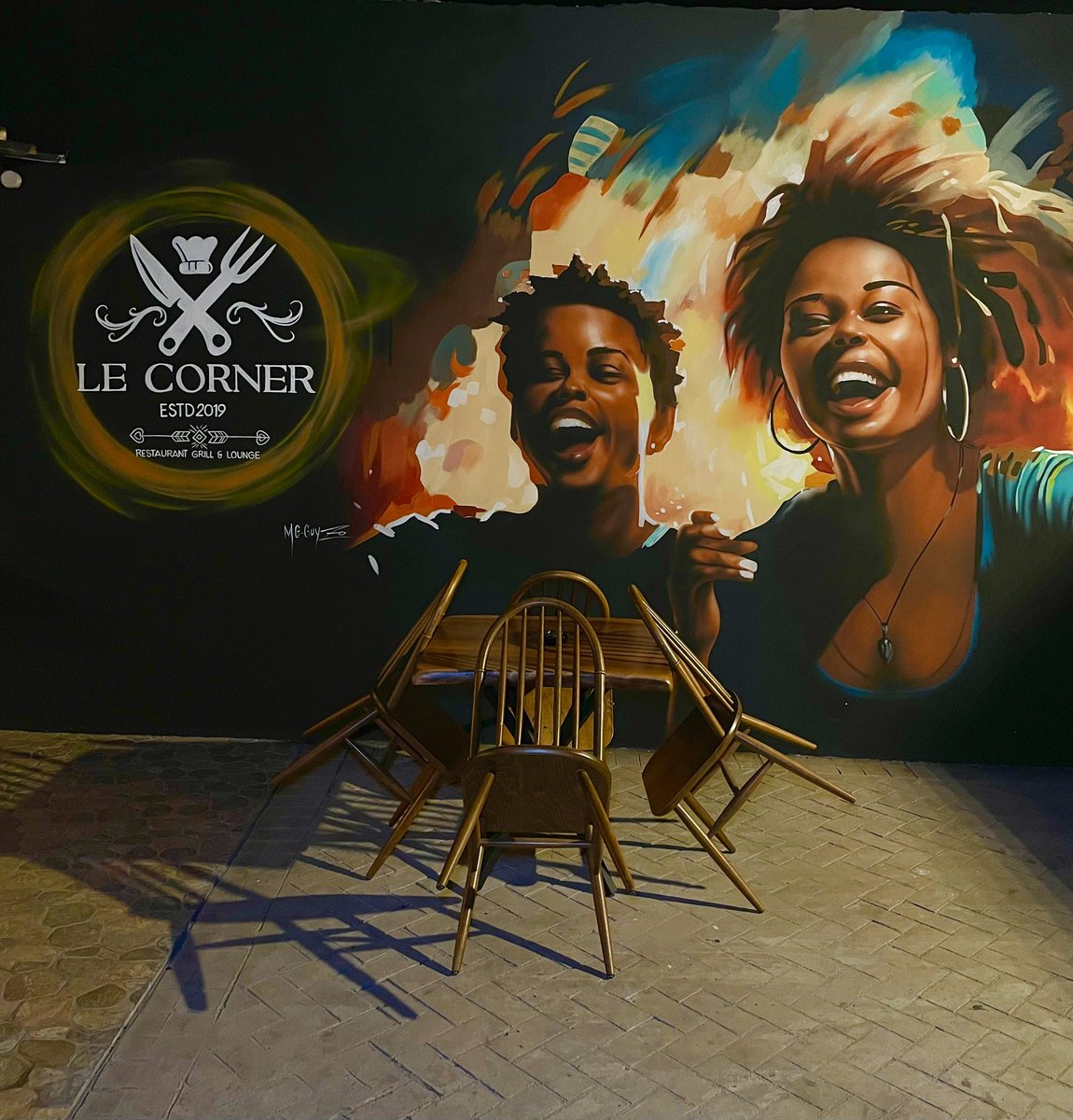 SouamyS's tweet photo. Le Corner LBV, un restaurant Grill &amp; Lounge situé à Sherko.

Le cadre combine élégance et confort . L’accueil est chaleureux. Les cocktails sont au top et la bouffe aussi. 

#labloggentillaise #restaurantlibreville #labloggentillaiseatesté #blogueusegabonaise https://t.co/YlNdy6rNFC