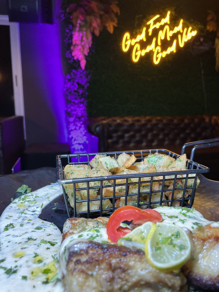 SouamyS's tweet photo. Le Corner LBV, un restaurant Grill &amp; Lounge situé à Sherko.

Le cadre combine élégance et confort . L’accueil est chaleureux. Les cocktails sont au top et la bouffe aussi. 

#labloggentillaise #restaurantlibreville #labloggentillaiseatesté #blogueusegabonaise https://t.co/YlNdy6rNFC