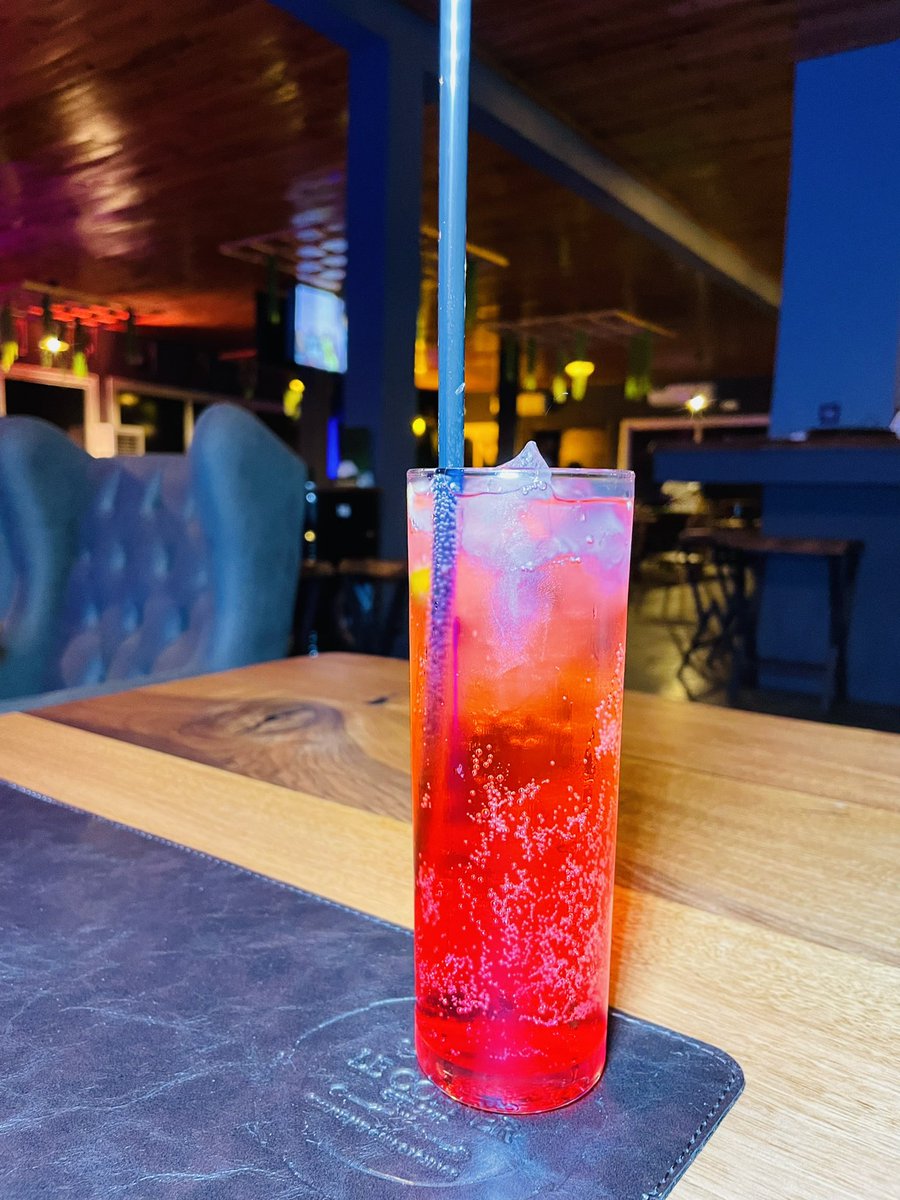 SouamyS's tweet photo. Le Corner LBV, un restaurant Grill &amp; Lounge situé à Sherko.

Le cadre combine élégance et confort . L’accueil est chaleureux. Les cocktails sont au top et la bouffe aussi. 

#labloggentillaise #restaurantlibreville #labloggentillaiseatesté #blogueusegabonaise https://t.co/YlNdy6rNFC