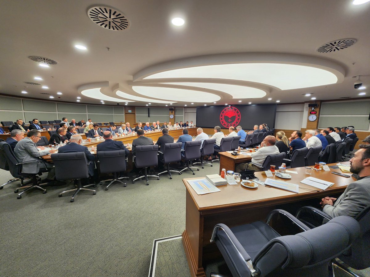 Tarım ve Orman Bakan Yrd. Sn. Prof.Dr. Ahmet GÜMEN ve Ticaret Bakan Yrd. Sn. Mahmut GÜRCAN başkanlığında tarımsal örgütler, süt sanayicileri ve market temsilcilerinin katılımı ile süt sektör değerlendirme toplantısı yapılmıştır.

<a href="/TCTarim/">T.C. Tarım ve Orman Bakanlığı</a> 
<a href="/ibrahimyumakli/">İbrahim Yumaklı</a> 
<a href="/ticaret/">T.C. Ticaret Bakanlığı</a> 
<a href="/omerbolatTR/">Prof. Dr. Ömer Bolat</a>