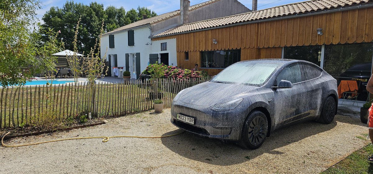Doesn't matter where we are. The car still gets washed 🌞🇫🇷😂💧 at least all them flies stuck to the front will be gone 🪰<a href="/tesla_uk/">Tesla UK</a> <a href="/TeslaOwnersUK/">Tesla Owners UK 🇬🇧</a> #modely #tesla #cleancar