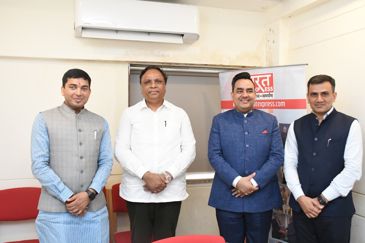 ShelarAshish's tweet image. आज भारत एक्सप्रेस वृत्तवाहिनीच्या कार्यालयाला सदिच्छा भेट दिली. यावेळी पत्रकार बांधवांशी संवाद साधला आणि पुढील वाटचालीसाठी शुभेच्छा दिल्या.

#BharatExpress #AshishShelar
