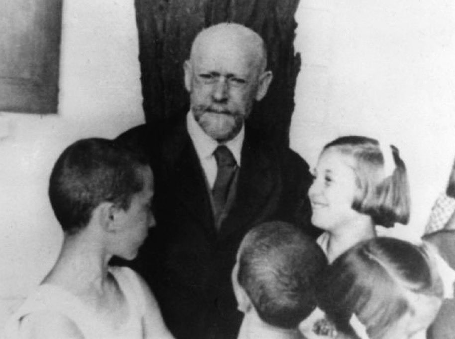 "Jedes Kind hat das Recht auf den heutigen Tag."
Janusz Korczak, geboren 1878, Arzt, Pädagoge, Schriftsteller, Leiter des Waisenhaus im Warschauer Ghetto, bewohnt von 200 Kindern.
Am (vermutlich) 7. August 1942 werden alle Bewohner des Hauses in Treblinka ermordet.